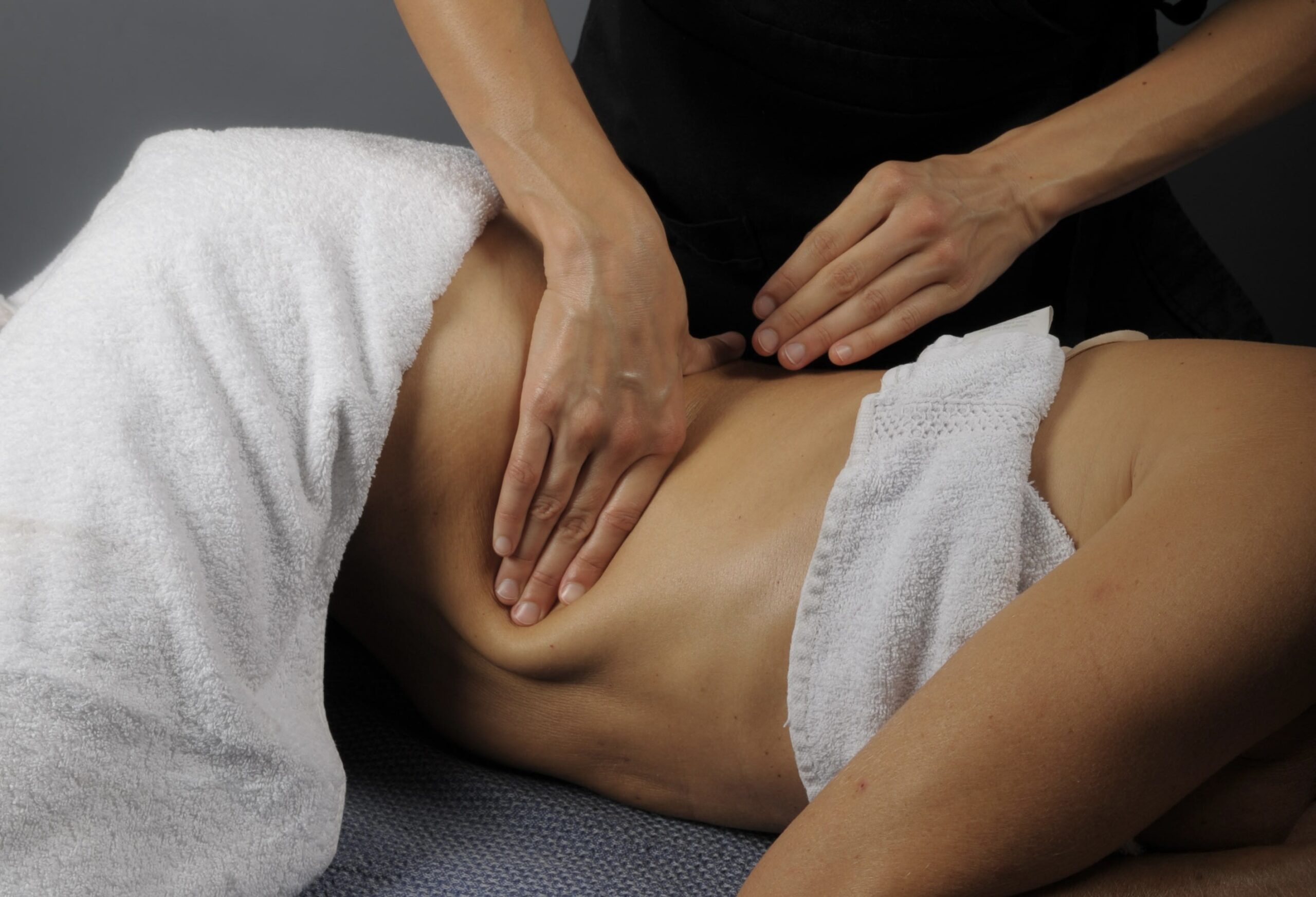 Julie infirmière et praticienne officielle de la méthode Renata França exécute un miracle touch a Ensuès-la-Redonne