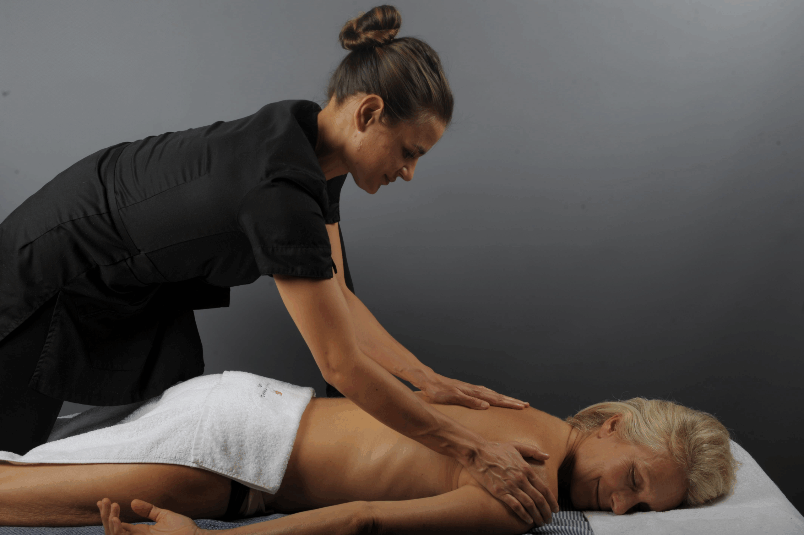 Le massage relaxant de la méthode Renata França ©Colin LEVEQUE Julie ancienne infirmière et thérapeute officielle méthode Renata França réalise un massage relaxant et détend le dos pour soulager le mal de dos.