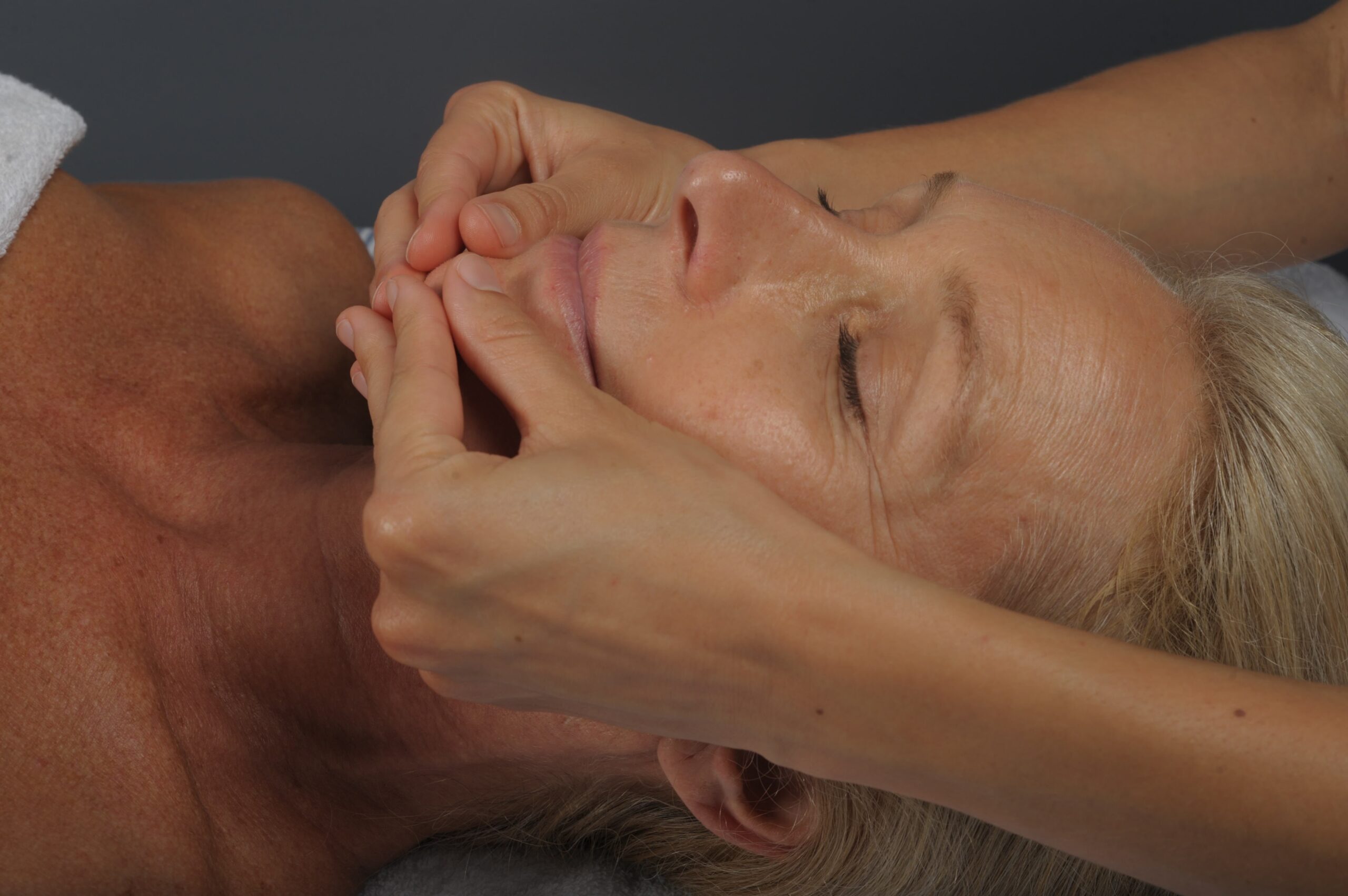 Julie infirmière et praticienne officielle de la méthode Renata França exécute un Miracle Face a Ensuès-la-Redonne