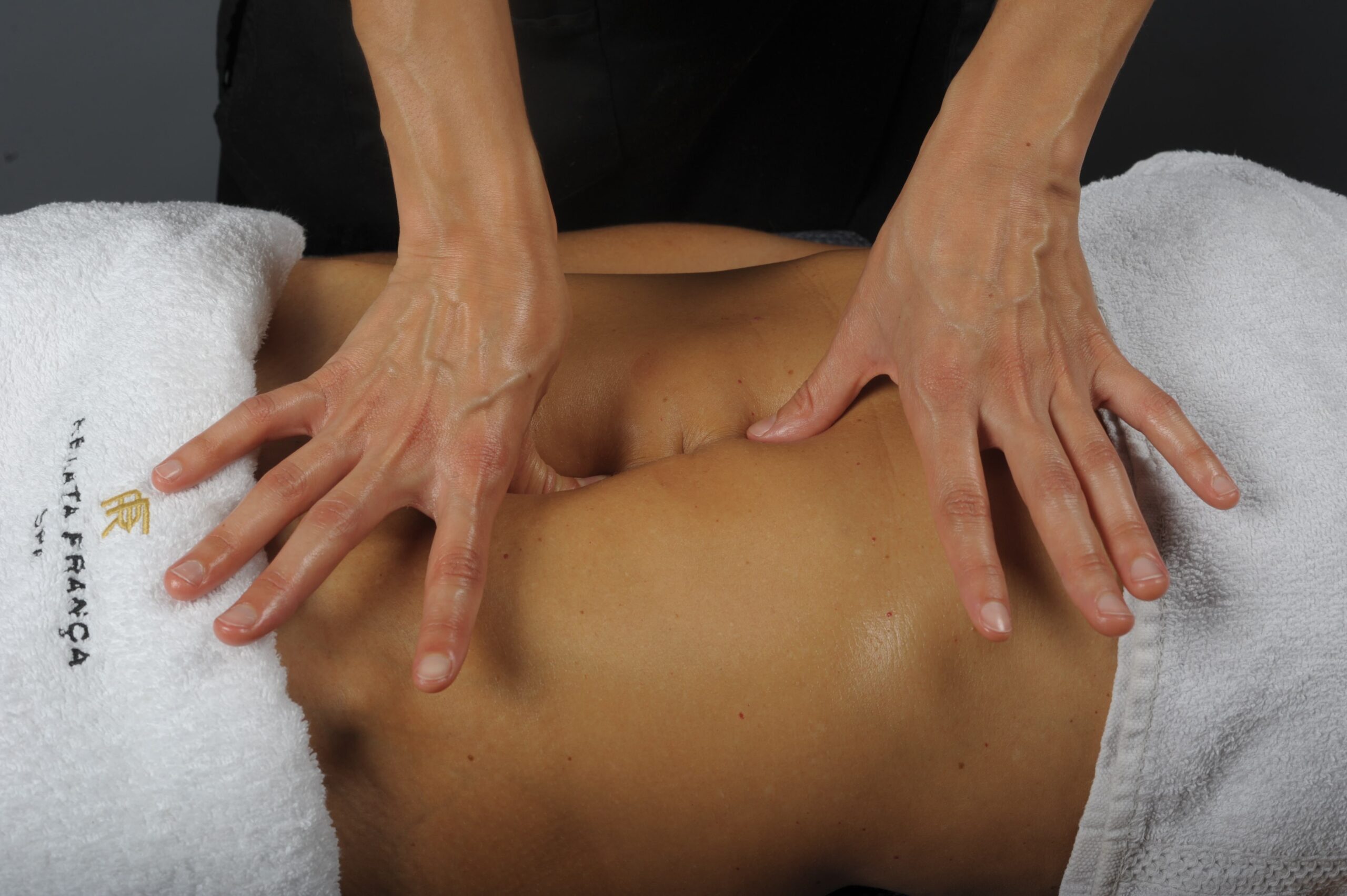 Julie infirmière et praticienne officielle de la méthode Renata França exécute un babymoon, massage qui aide la fertilité adapté aux femmes en parcours de PMA a Ensuès-la-Redonne