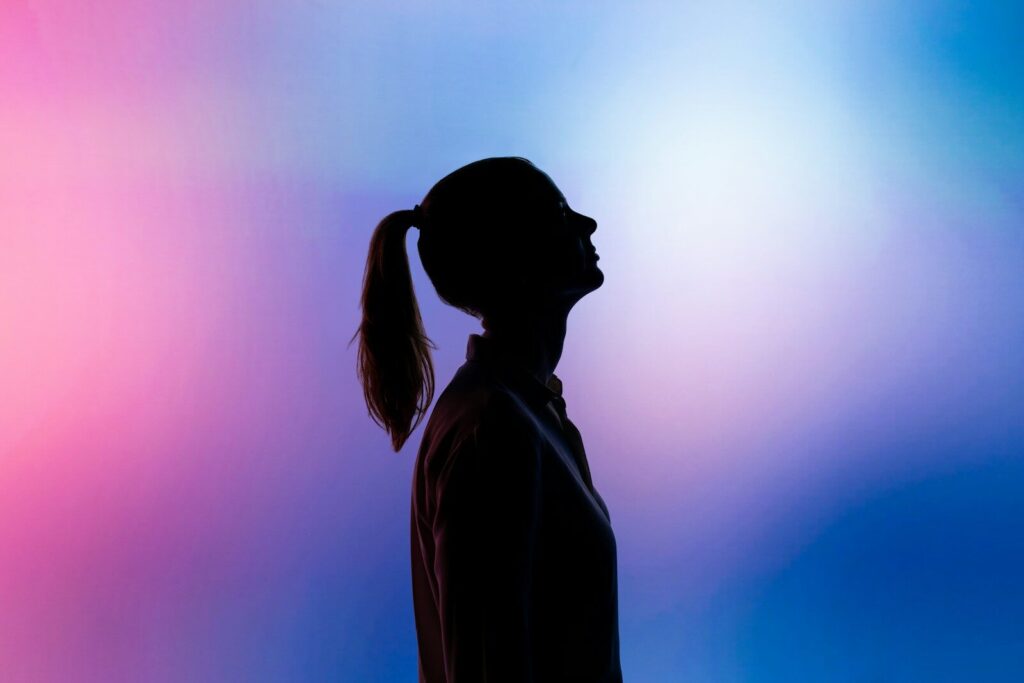 Ombre d'une femme seule qui regarde le ciel