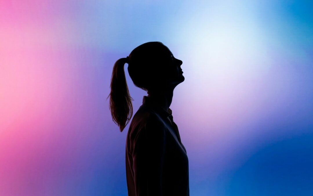 Ombre d'une femme seule qui regarde le ciel