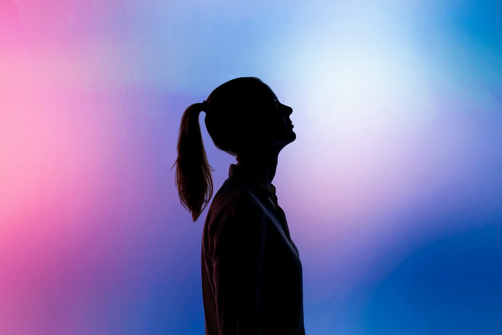 Ombre d'une femme seule qui regarde le ciel