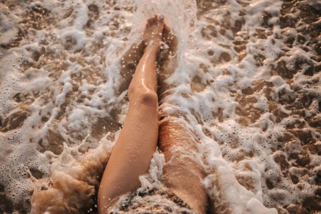Des jambes dans l'eau de mer pour aider les problèmes de circulation sanguine et lymphatique