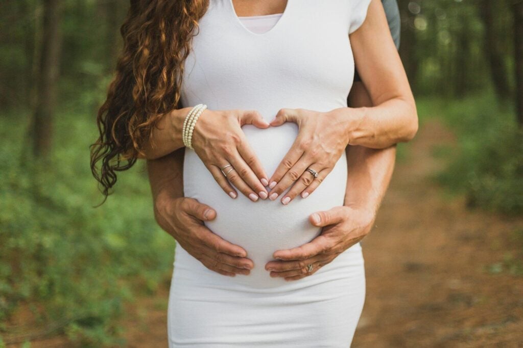 Un couple attend d'accueillir leur enfant grossesse