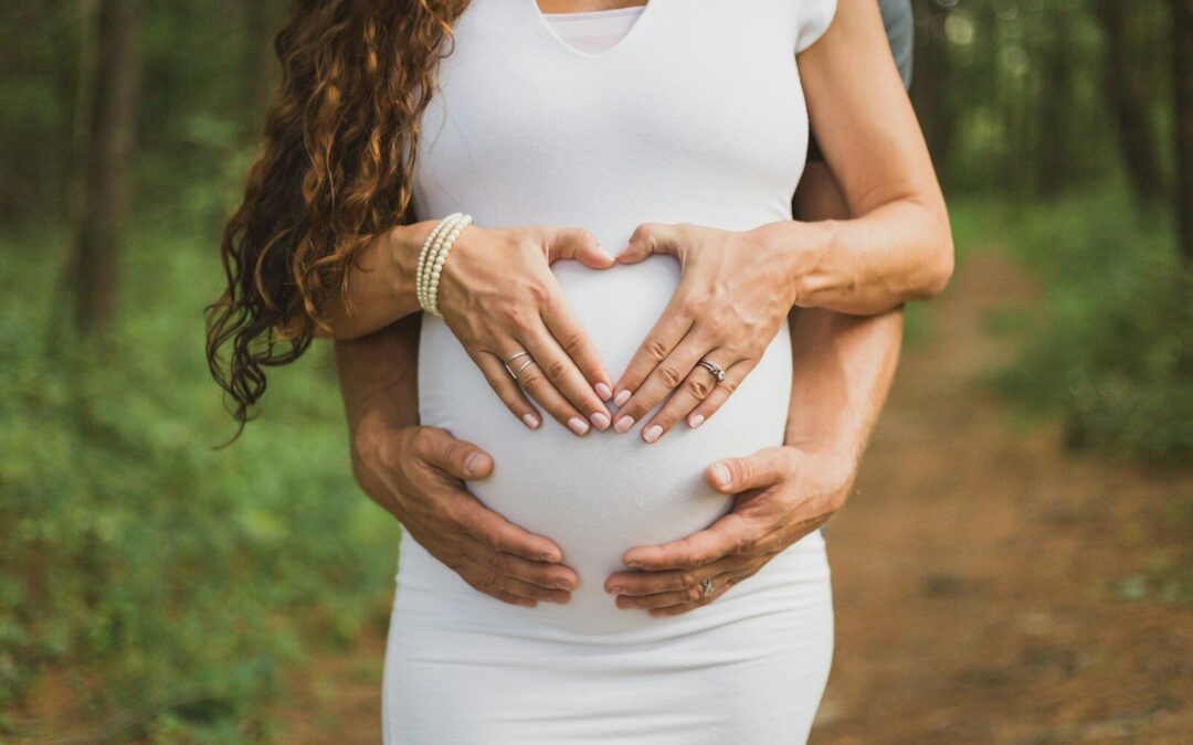 Un couple attend d'accueillir leur enfant grossesse