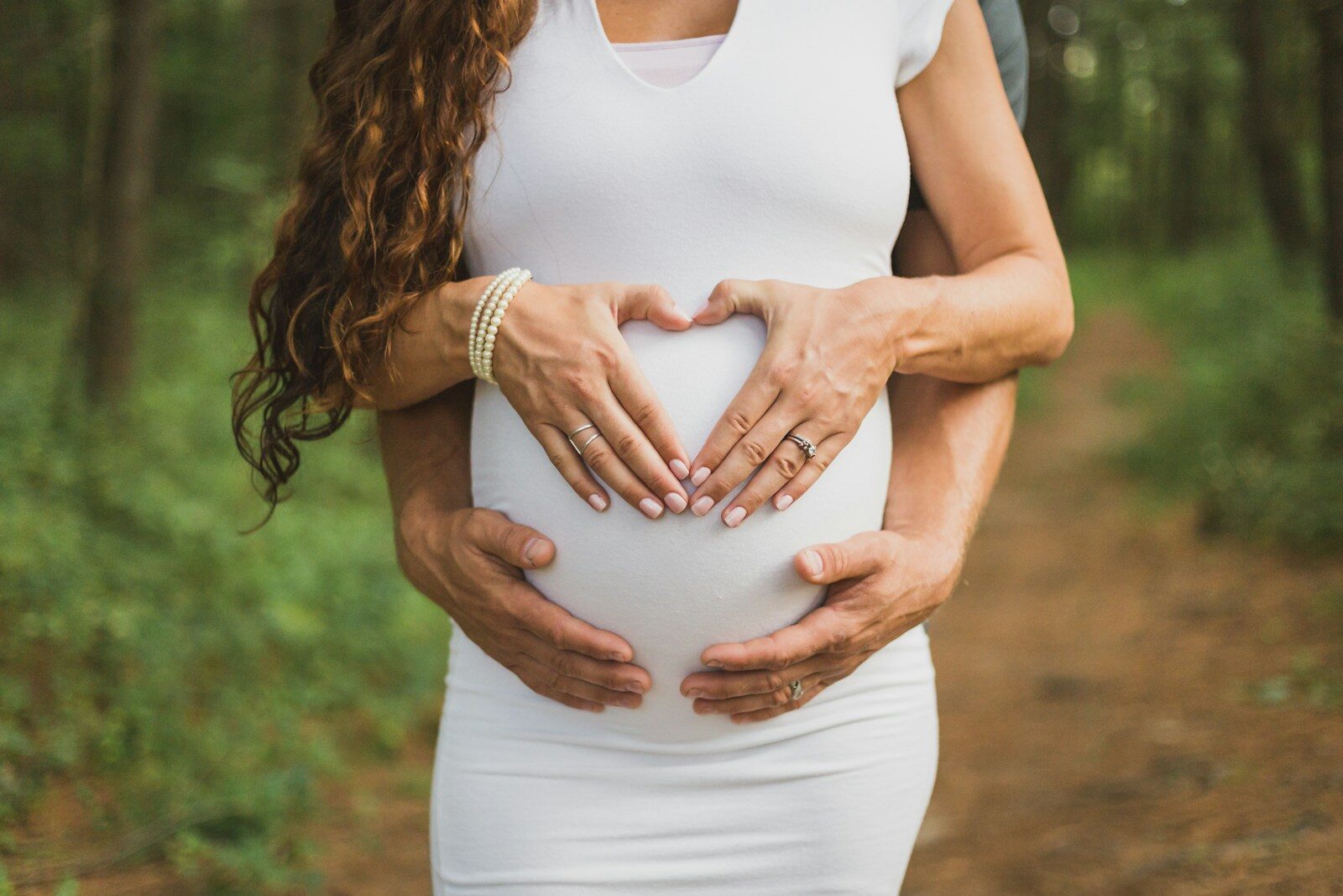 Un couple attend d'accueillir leur enfant grossesse